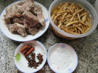 黄花菜烧排骨的做法步骤：1