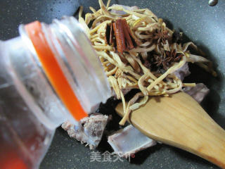黄花菜烧排骨的做法步骤：5