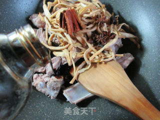 黄花菜烧排骨的做法步骤：6