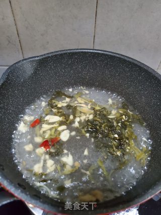 酸菜汤米粉的做法步骤：2