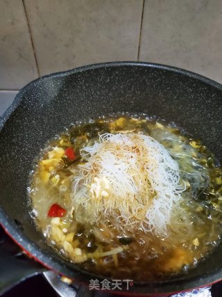 酸菜汤米粉的做法步骤：3