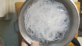 蚂蚁上树的做法步骤：1