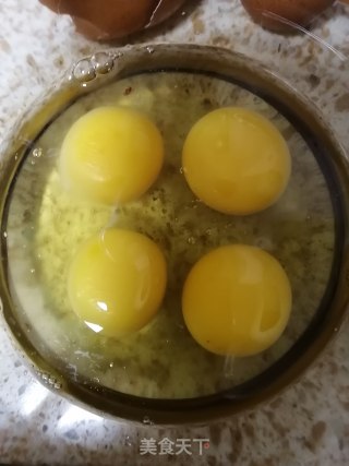 皱皮椒煎鸡蛋的做法步骤：1