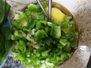 皱皮椒煎鸡蛋的做法步骤：3