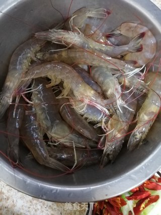 蚝油大虾的做法步骤：1