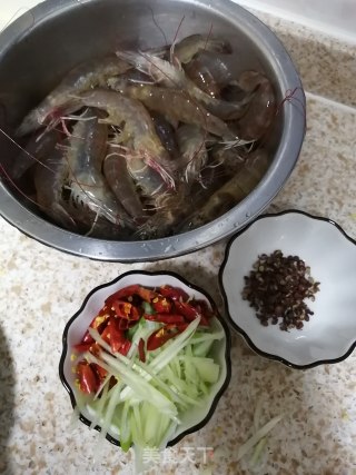 蚝油大虾的做法步骤：2
