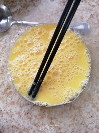馒头丁鸡蛋饼的做法步骤：2