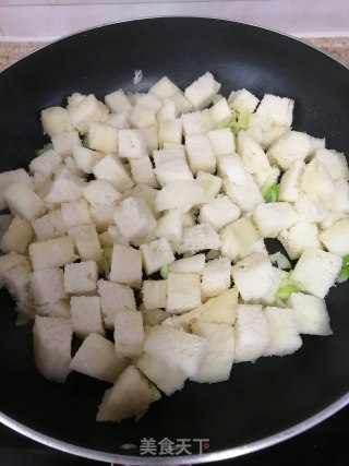 馒头丁鸡蛋饼的做法步骤：3