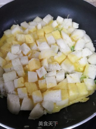 馒头丁鸡蛋饼的做法步骤：4