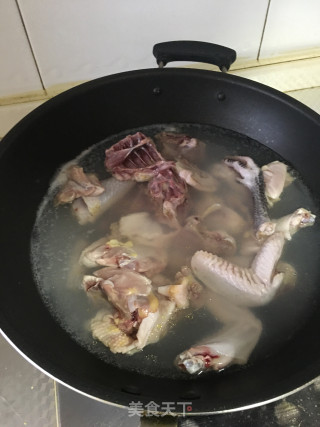 葱烧鸡的做法步骤：1