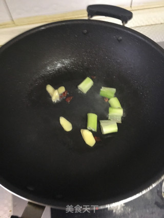 葱烧鸡的做法步骤：2