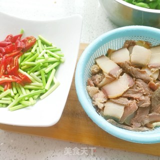 蒜苔炒五香腊肉的做法步骤：2