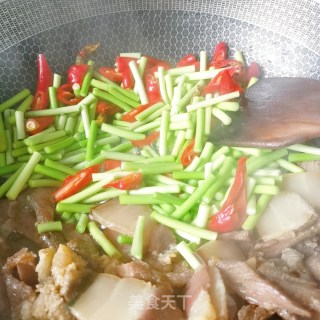 蒜苔炒五香腊肉的做法步骤：5