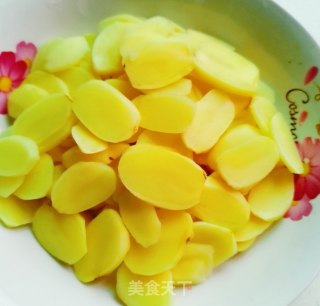 炸土豆丸子的做法步骤：2