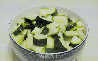 牛肉炒西葫芦的做法步骤：2