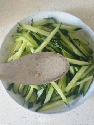 黄瓜拌皮蛋的做法步骤：3