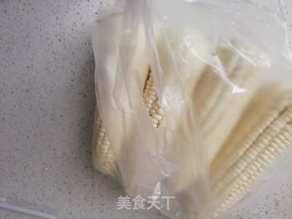 简易版煮玉米的做法步骤：1
