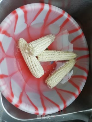 简易版煮玉米的做法步骤：2
