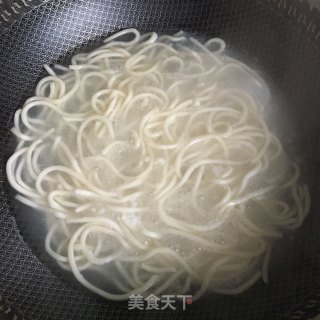 火腿香菇青菜炒面的做法步骤：2