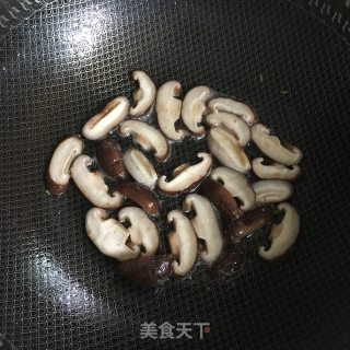 火腿香菇青菜炒面的做法步骤：6