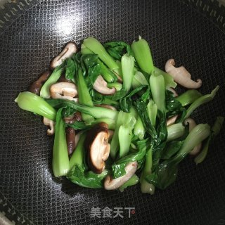 火腿香菇青菜炒面的做法步骤：7