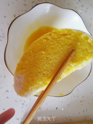 油煎蛋裹馒头片的做法步骤：3