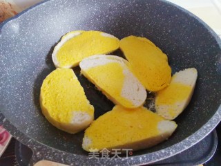 油煎蛋裹馒头片的做法步骤：4
