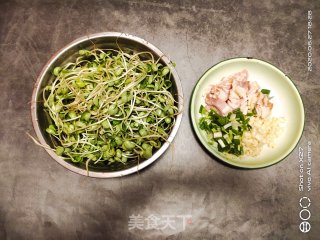 培根炒豆芽的做法步骤：1