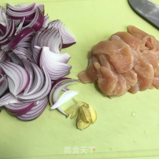 鸡胸肉炒紫洋葱的做法步骤：1