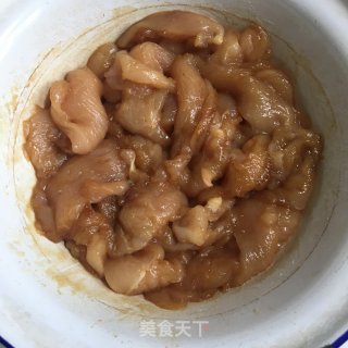 鸡胸肉炒紫洋葱的做法步骤：2