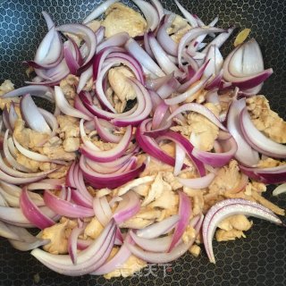 鸡胸肉炒紫洋葱的做法步骤：5