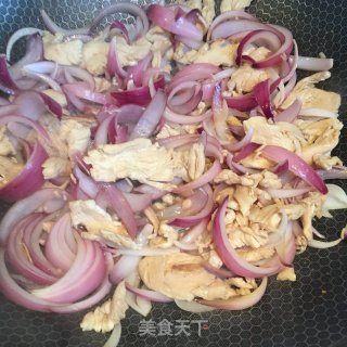 鸡胸肉炒紫洋葱的做法步骤：6