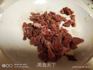 牛肉炒圣女果的做法步骤：2