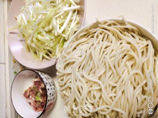 韭黄炒面的做法步骤：1
