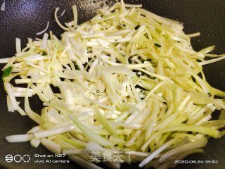 韭黄炒面的做法步骤：5