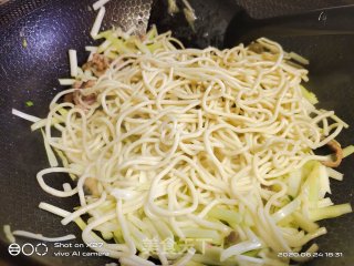 韭黄炒面的做法步骤：7