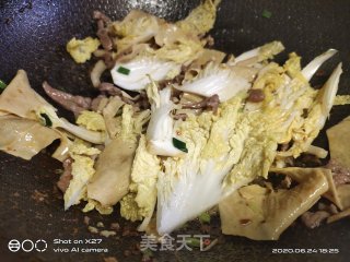 肉丝豆腐皮炒面的做法步骤：5