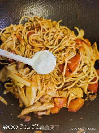 肉丝豆腐皮炒面的做法步骤：8