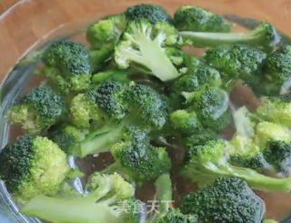 西兰花炒香菇的做法步骤：1