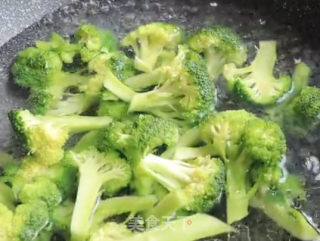 西兰花炒香菇的做法步骤：3