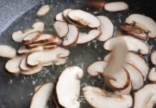 西兰花炒香菇的做法步骤：4