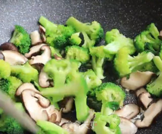 西兰花炒香菇的做法步骤：5