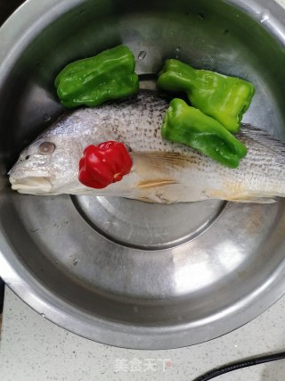 毛豆烧黄鱼的做法步骤：1