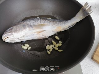 毛豆烧黄鱼的做法步骤：3