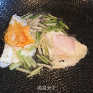 香葱荷包蛋汤面的做法步骤：2