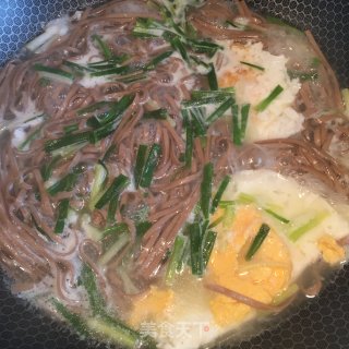 香葱荷包蛋汤面的做法步骤：4