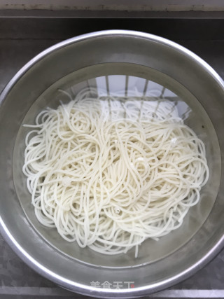 麻酱椒油凉面的做法步骤：7