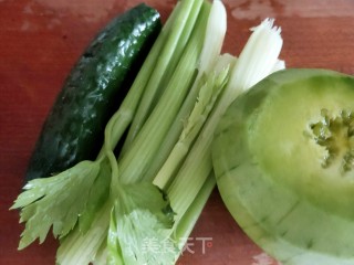 芹菜黄瓜香瓜汁的做法步骤：1