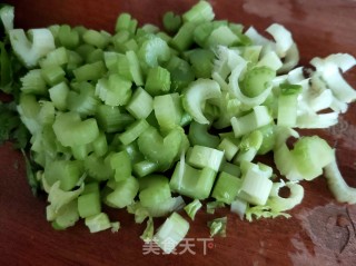 芹菜黄瓜香瓜汁的做法步骤：2