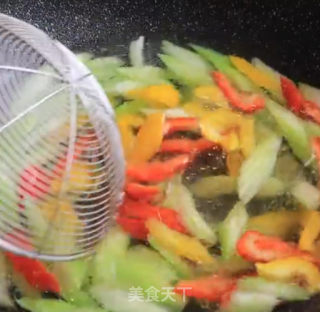 西芹炒虾仁的做法步骤：5